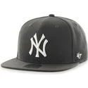 cappellino-piatto-nero-snapback-dei-new-york-yankees-mlb-captain-di-47-brand