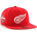 cappello-piatto-rosso-snapback-dei-detroit-red-wings-nhl-captain-di-47-brand