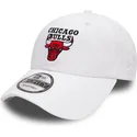 verstellbare-weisse-9forty-washed-kappe-mit-gebogenem-schirm-von-den-chicago-bulls-nba-von-new-era