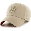 bezowa-czapka-z-zakrzywionym-daszkiem-z-logo-new-york-yankees-mlb-clean-up-marki-47-brand
