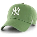 czapka-z-daszkiem-w-kolorze-zielonej-paproci-new-york-yankees-mlb-clean-up-od-47-brand