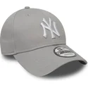 szara-regulowana-czapka-z-zakrzywionym-daszkiem-9forty-essential-new-york-yankees-mlb-new-era