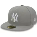 new-era-flat-brim-mit-weissem-logo-59fifty-essential-new-york-yankees-mlb-fitted-cap-grau
