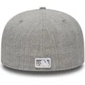 graue-anliegende-59fifty-essential-flat-cap-der-new-york-yankees-mlb-von-new-era