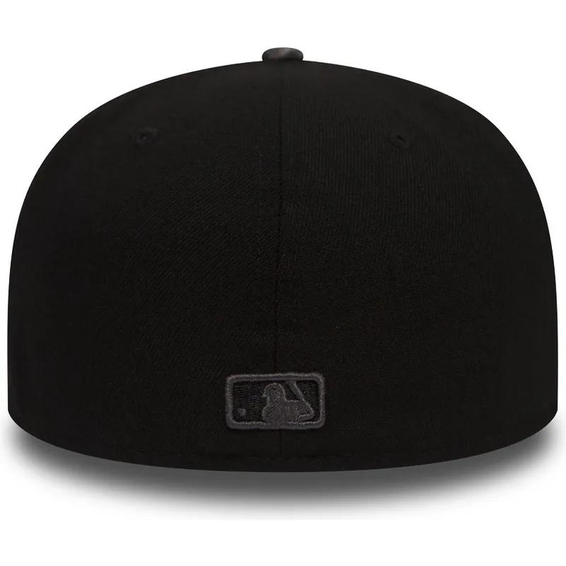 cappello-piatto-nero-chiuso-con-logo-e-visiera-grigia-59fifty-grey-collection-dei-new-york-yankees-mlb-di-new-era