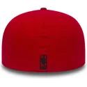 cappellino-piatto-rosso-aderente-59fifty-chain-stitch-dei-chicago-bulls-nba-di-new-era