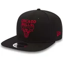 cappellino-nero-snapback-con-visiera-piatta-e-logo-rosso-9fifty-chain-stitch-dei-chicago-bulls-nba-di-new-era