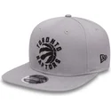 cappelli-piatta-grigio-snapback-9fifty-chain-stitch-dei-toronto-raptors-nba-di-new-era