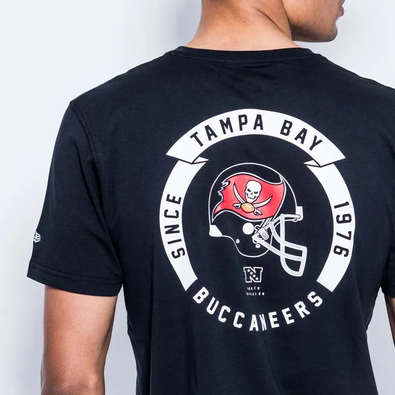 magliette-manica-corta-nero-helmet-dei-tampa-bay-buccaneers-nfl-di-new-era