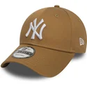 cappellino-regolabile-9forty-essential-marrone-chiaro-con-visiera-curva-new-york-yankees-mlb-di-new-era