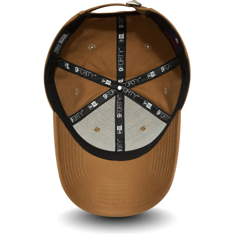 cappelli-curva-marrone-cinghia-regolabile-claro-9forty-essential-dei-new-york-yankees-mlb-di-new-era