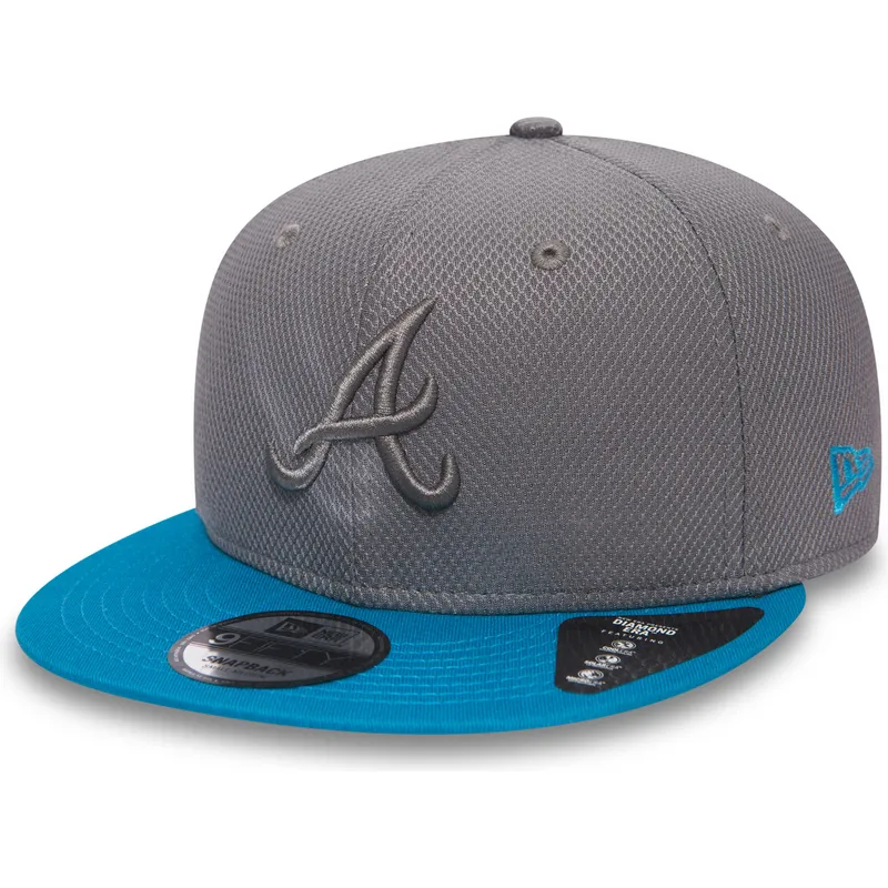 new-era-flat-brim-9fifty-essential-diamond-era-atlanta-braves-mlb-snapback-cap-grau-mit-blauem-schirm-und-grauem-logo