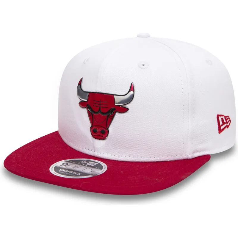 weisse-snapback-kappe-mit-flachem-schirm-und-rotem-visor-9fifty-logo-pack-der-chicago-bulls-nba-von-new-era