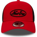 cappellino-trucker-rosso-e-nero-oval-script-a-frame-di-new-era