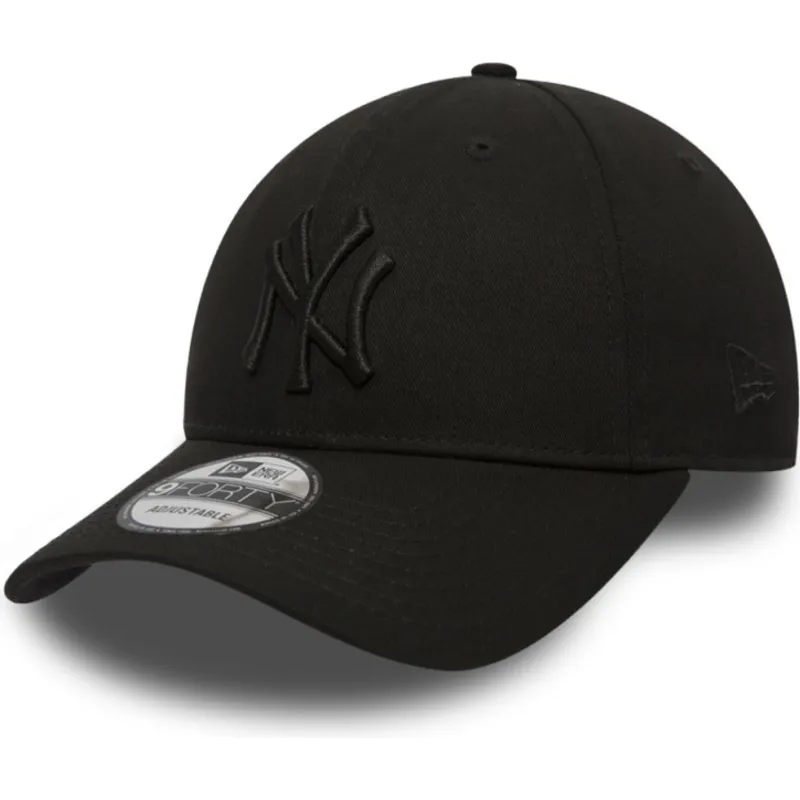 svart-bojd-justerbar-keps-med-svart-logotyp-9forty-league-essential-fran-new-york-yankees-mlb-av-new-era