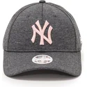 new-era-new-york-yankees-mlb-9forty-tech-jersey-gra-justerbar-buet-kasket-med-lyserodt-logo