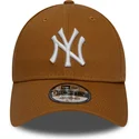 mutzen-gebogen-braun-verstellbares-band-trigo-9forty-league-essential-der-new-york-yankees-mlb-von-new-era