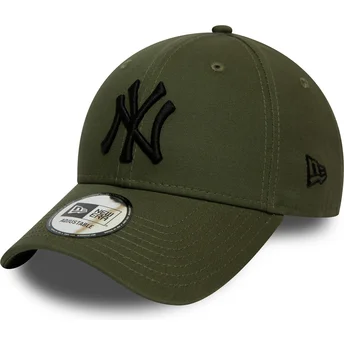verstellbare-grune-curve-kappe-mit-schwarzem-logo-9forty-league-essential-der-new-york-yankees-mlb-von-new-era