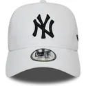 gorra-trucker-blanca-con-logo-negro-essential-a-frame-de-new-york-yankees-mlb-de-new-era