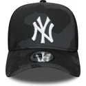 cappellino-trucker-camouflage-nero-con-logo-bianco-essential-camo-a-frame-dei-new-york-yankees-mlb-di-new-era