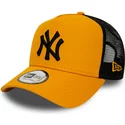 casquette-trucker-orange-avec-logo-noir-league-essential-a-frame-new-york-yankees-mlb-new-era