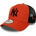 casquette-trucker-rouge-avec-logo-noir-league-essential-a-frame-new-york-yankees-mlb-new-era