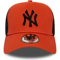 cappellino-trucker-rosso-con-logo-nero-league-essential-a-frame-dei-new-york-yankees-mlb-di-new-era