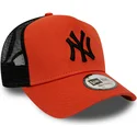 cappellino-trucker-rosso-con-logo-nero-league-essential-a-frame-dei-new-york-yankees-mlb-di-new-era