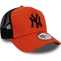 casquette-trucker-rouge-avec-logo-noir-league-essential-a-frame-new-york-yankees-mlb-new-era