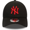 sort-justerbar-curved-kasket-med-rodt-logo-9forty-league-essential-fra-new-york-yankees-mlb-fra-new-era