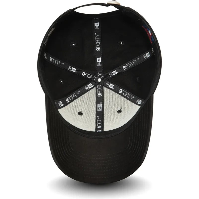 sort-justerbar-curved-kasket-med-rodt-logo-9forty-league-essential-fra-new-york-yankees-mlb-fra-new-era