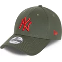 casquette-courbee-verte-ajustable-avec-logo-rouge-9forty-league-essential-new-york-yankees-mlb-new-era