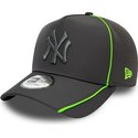 casquette-courbee-grise-snapback-avec-logo-grise-feather-pipe-a-frame-new-york-yankees-mlb-new-era