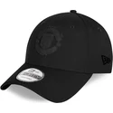 schwarze-verstellbare-kappe-mit-gebogenem-schirm-und-schwarzem-logo-9forty-rubber-patch-des-manchester-united-football-club-von-