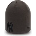 gorro-grigio-con-logo-nero-skull-knit-league-essential-dei-new-york-yankees-mlb-di-new-era