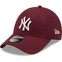 cappelli-curva-rosso-cinghia-regolabile-granate-9forty-league-essential-dei-new-york-yankees-mlb-di-new-era