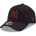 cappelli-curva-blu-marino-snapback-marron-9forty-e-frame-dei-new-york-yankees-mlb-di-new-era