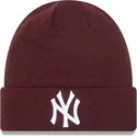 mutzen-rot-granate-cuff-beanie-league-essential-der-new-york-yankees-mlb-von-new-era