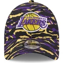 casquette-courbee-camouflage-violette-et-jaune-ajustable-9forty-all-over-urban-print-los-angeles-lakers-nba-new-era