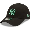 schwarze-verstellbare-kappe-mit-gebogenem-schirm-und-grunem-logo-9forty-league-essential-der-new-york-yankees-mlb-von-new-era