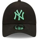 schwarze-verstellbare-kappe-mit-gebogenem-schirm-und-grunem-logo-9forty-league-essential-der-new-york-yankees-mlb-von-new-era