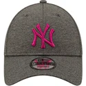 cappelli-curva-grigio-cinghia-regolabile-rosa-9forty-shadow-tech-dei-new-york-yankees-mlb-di-new-era