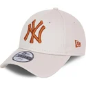 berretto-curvo-beige-regolabile-per-bambino-con-logo-marrone-9forty-league-essential-dei-new-york-yankees-mlb-di-new-era