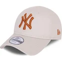 cappello-curvo-beige-regolabile-per-bambino-piccolo-con-logo-marrone-9forty-league-essential-dei-new-york-yankees-mlb-di-new-era