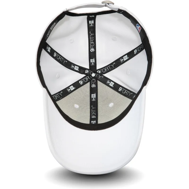 cappelli-curva-bianco-cinghia-regolabile-9forty-shadow-tech-dei-boston-celtics-nba-di-new-era