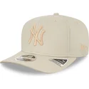cappellino-beige-con-visiera-curva-snapback-9fifty-stretch-snap-league-essential-dei-new-york-yankees-mlb-di-new-era