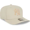 cappellino-beige-con-visiera-curva-snapback-9fifty-stretch-snap-league-essential-dei-new-york-yankees-mlb-di-new-era