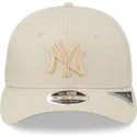 cappellino-beige-con-visiera-curva-snapback-9fifty-stretch-snap-league-essential-dei-new-york-yankees-mlb-di-new-era