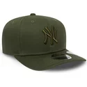 casquette-courbee-verte-snapback-avec-logo-vert-9fifty-stretch-snap-league-essential-new-york-yankees-mlb-new-era
