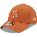 cappellino-curvo-marrone-regolabile-con-logo-marrone-9forty-league-essential-dei-boston-red-sox-mlb-di-new-era
